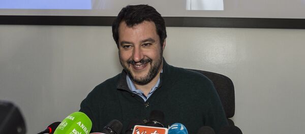 Пресс-конференция лидера итальянской партии Лига Севера Маттео Сальвини Пресс-конференция лидера итальянской партии Лига Севера Маттео Сальвини - Sputnik Moldova-România