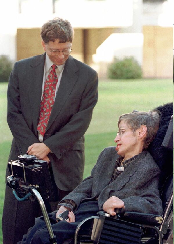 Один из создателей компании Microsoft Билл Гейтс и британский ученый Стивен Хокинг во время встречи - Sputnik Молдова