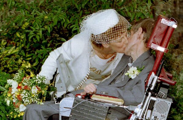 Британский ученый Стивен Хокинг целуется со своей невестой Элайн - Sputnik Молдова