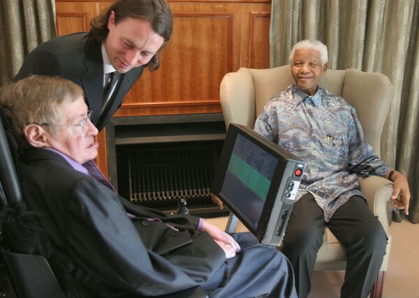 Британский ученый Стивен Хокинг во время встречи с бывшим президентом Южно-Африканской Республики Нельсоном Манделой - Sputnik Молдова