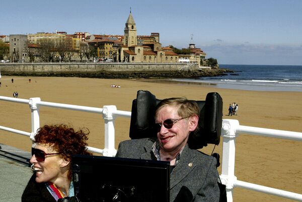 Британский ученый Стивен Хокинг с женой Элайн в Испании - Sputnik Молдова