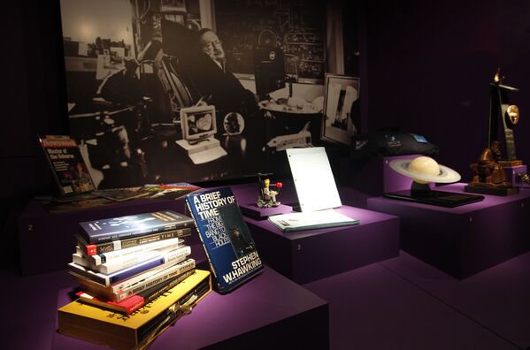 Lucrările savantului britanic Stephen Hawking expuse în Muzeul Științei din Londra - Sputnik Moldova