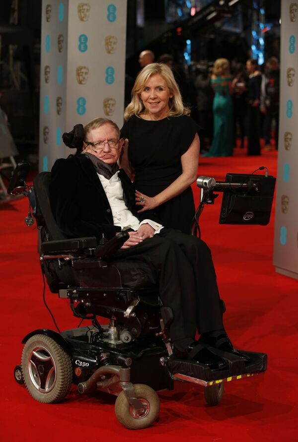 Savantul britanic Stephen Hawking pe covorul roșu BAFTA British Academy Film Awards, Londra - Sputnik Moldova