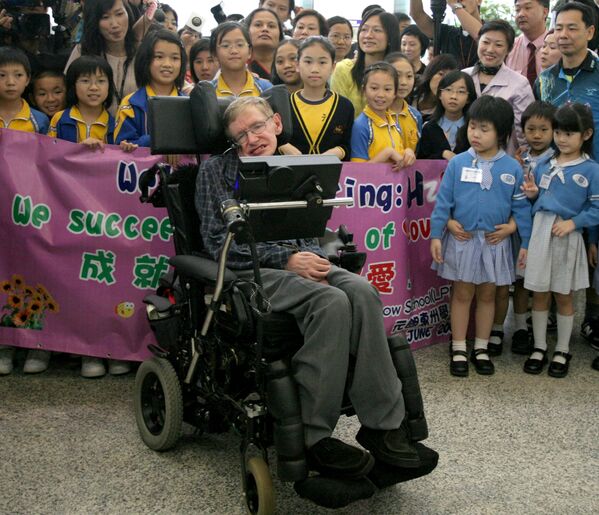 Savantul britanic Stephen Hawking pe aeroportul din Hongkong - Sputnik Moldova