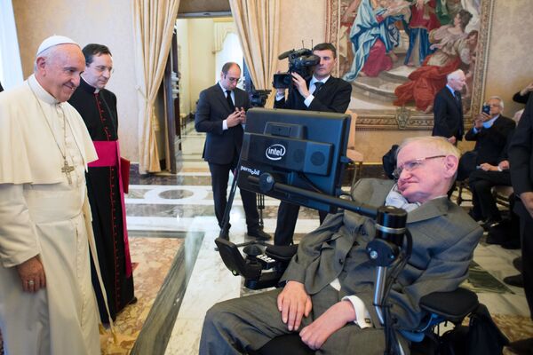 Savantul britanic Stephen Hawking în timpul întâlnirii cu Papa de la Roma Francisc I la Vatican - Sputnik Moldova
