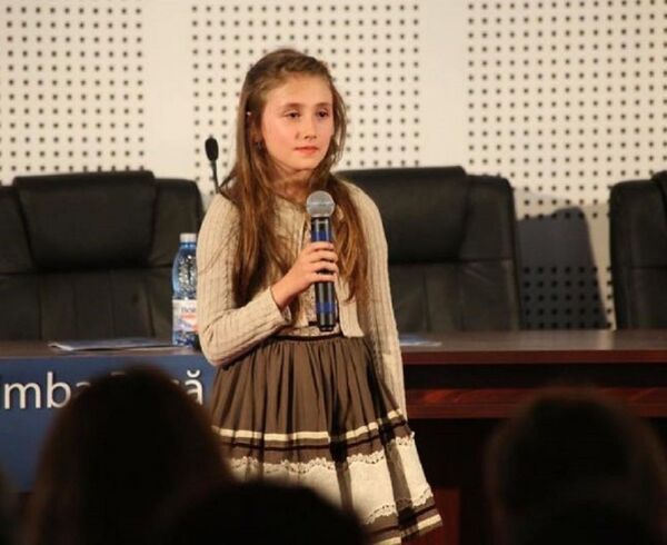 Елена Жидэнашу на олимпиаде по русскому языку Елена Жидэнашу на олимпиаде по русскому языку - Sputnik Молдова