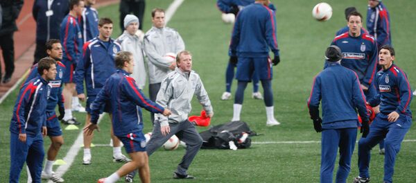 Главный тренер сборной Англии Стивен Макларен (в центре) во время тренировки английской сборной на стадионе Лужники накануне футбольного матча отборочного турнира Евро-2008 со сборной России Главный тренер сборной Англии Стивен Макларен (в центре) во время тренировки английской сборной на стадионе Лужники накануне футбольного матча отборочного турнира Евро-2008 со сборной России - Sputnik Молдова