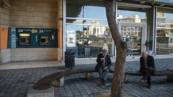 Пожилые жители Никосии сидят на лавочке у банкоматов Cyprus Popular Bank (CPB) - Sputnik Moldova-România