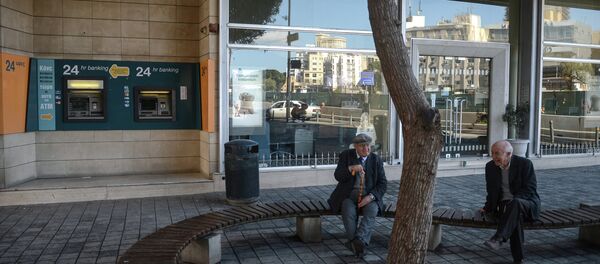 Пожилые жители Никосии сидят на лавочке у банкоматов Cyprus Popular Bank (CPB) Пожилые жители Никосии сидят на лавочке у банкоматов Cyprus Popular Bank (CPB) - Sputnik Moldova-România