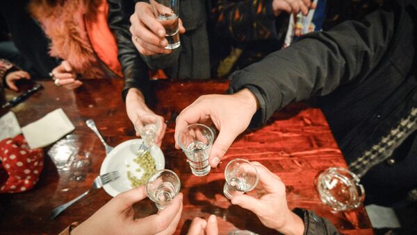 Употребление спиртных напитков. Архивное фото - Sputnik Молдова