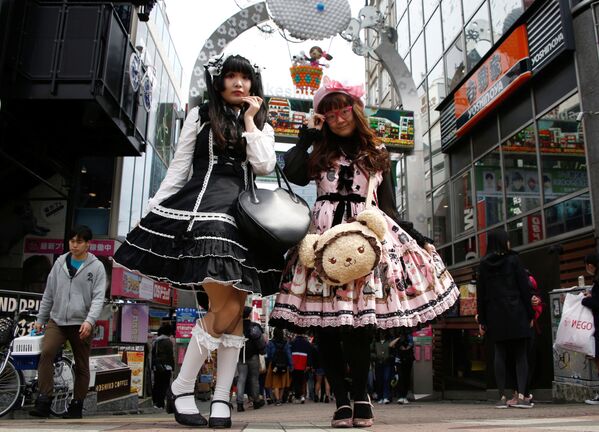 Подруги, одетые в стиле японской субкультуры Мода Лолита, основанной на стиле Викторианской эпохи, в торговом районе Токио - Sputnik Молдова