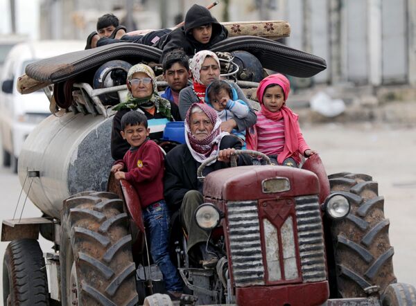 Люди бегут после того, как турецкие боевики сирийской армии захватили деревню Хальдие в восточной части Африна, Сирия - Sputnik Молдова