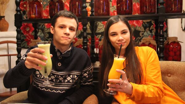 Участники Ты супер! поднимают бокалы с соком в молдавском ресторане - Sputnik Молдова