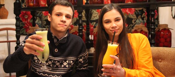 Участники Ты супер! поднимают бокалы с соком в молдавском ресторане - Sputnik Молдова