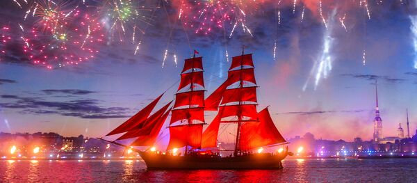 Шведский парусник Tre Kronor под алыми парусами во время салюта на празднике выпускников Алые паруса-2017 в Санкт-Петербурге - Sputnik Moldova