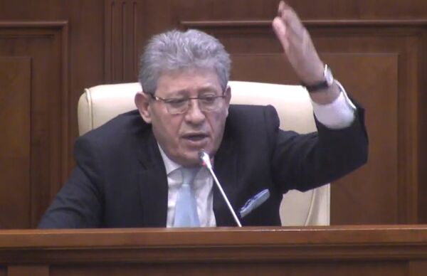 Глава Либеральной партии Молдовы Михай Гимпу в парламенте Глава Либеральной партии Молдовы Михай Гимпу в парламенте - Sputnik Молдова