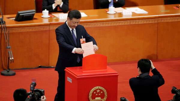 Chinese President Xi Jinping drops his ballot, during a vote on a constitutional amendment lifting presidential term limits, at the third plenary session of the National People's Congress (NPC) at the Great Hall of the People in Beijing, China March 11, 2018 - Sputnik Moldova-România
