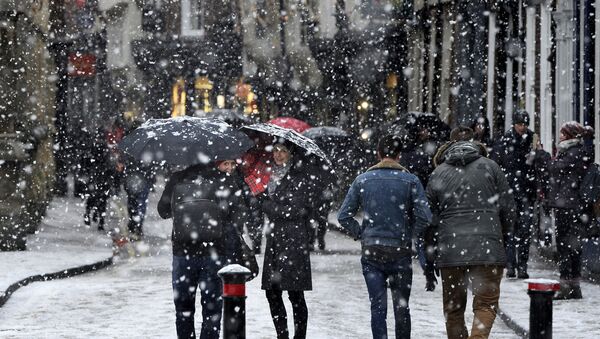 People walk through the snow in York, England (File) - Sputnik Moldova-România