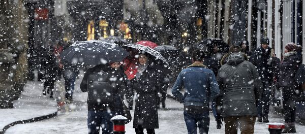 People walk through the snow in York, England (File) - Sputnik Moldova-România