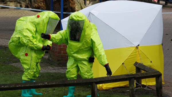 The forensic tent, covering the bench where Sergei Skripal and his daughter Yulia were found, is repositioned by officials in protective suits in the centre of Salisbury, Britain, March 8, 2018 - Sputnik Moldova-România