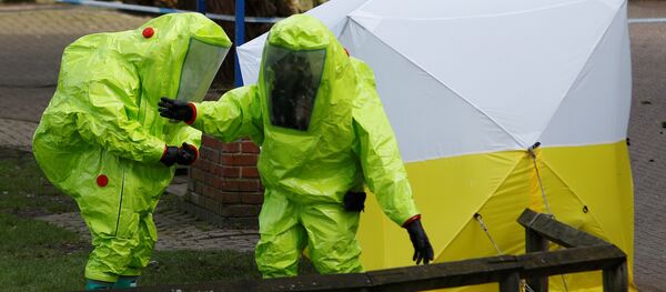 The forensic tent, covering the bench where Sergei Skripal and his daughter Yulia were found, is repositioned by officials in protective suits in the centre of Salisbury, Britain, March 8, 2018 - Sputnik Moldova