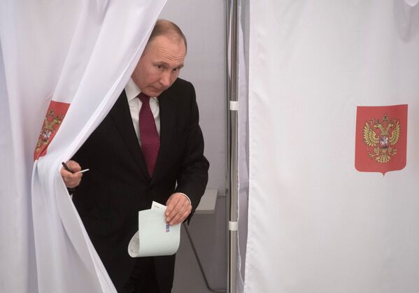 Президент РФ В. Путин принял участие в голосовании на выборах президента РФ - Sputnik Молдова