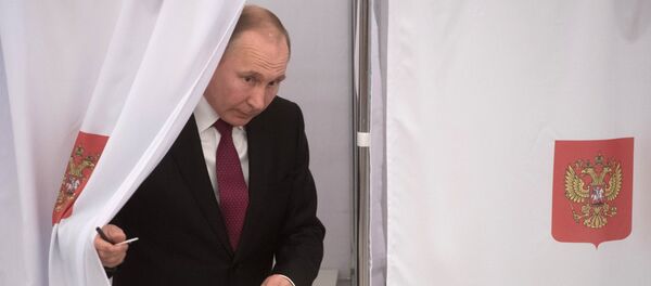 Президент РФ В. Путин принял участие в голосовании на выборах президента РФ - Sputnik Moldova