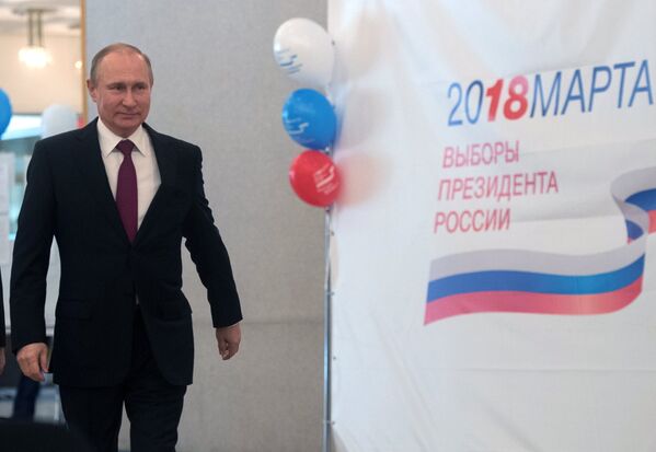 Президент РФ В. Путин принял участие в голосовании на выборах президента РФ Президент РФ В. Путин принял участие в голосовании на выборах президента РФ - Sputnik Молдова
