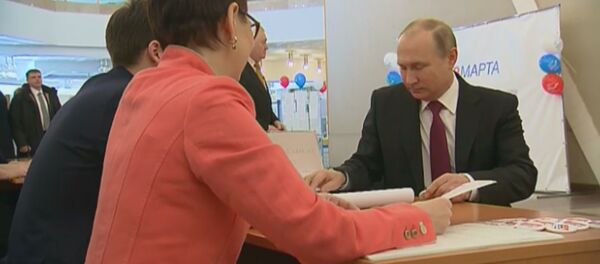 Владимир Путин голосует на выборах президента РФ - Sputnik Moldova-România