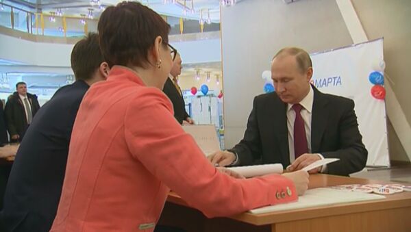 Владимир Путин голосует на выборах президента РФ - Sputnik Moldova-România