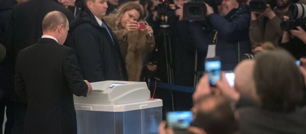 Президент РФ В. Путин принял участие в голосовании на выборах президента РФ - Sputnik Молдова