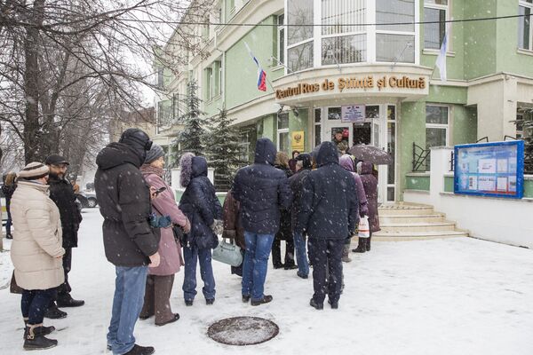 Очередь перед зданием РЦНК все не убывает - Sputnik Молдова