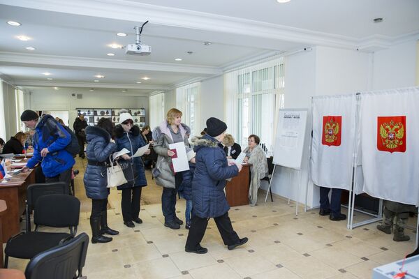 Избиратели подходят к кабинкам для голосования - Sputnik Молдова