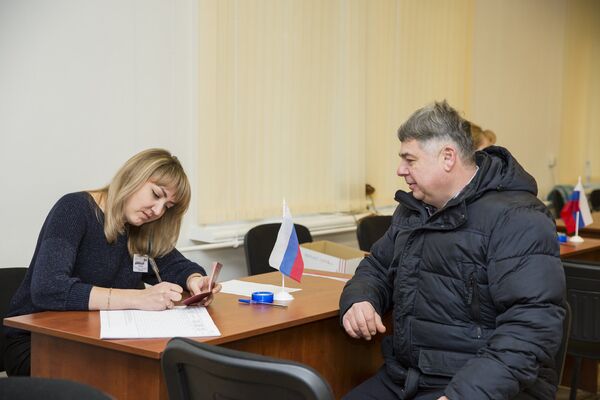 Работает избирательная комиссия - Sputnik Молдова