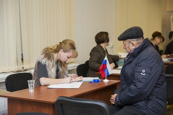 Работает избирательная комиссия - Sputnik Молдова