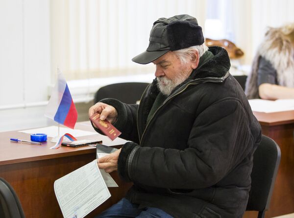 Мужчина за столом члена избирательной комиссии - Sputnik Молдова