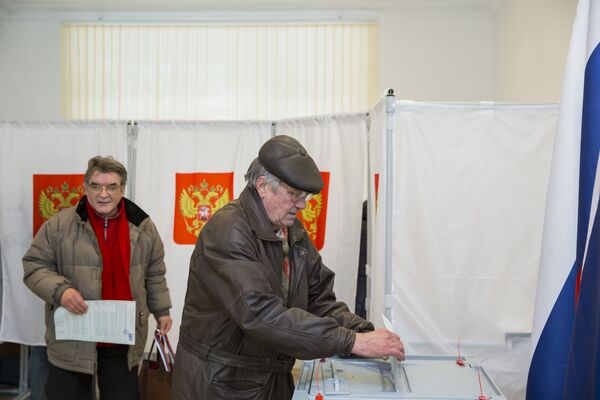 Место у урн для голосование редко пустовало - Sputnik Молдова