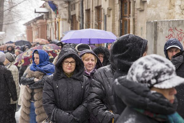 Люди стоически ждут свой черед подойти в урне для голосования - Sputnik Молдова