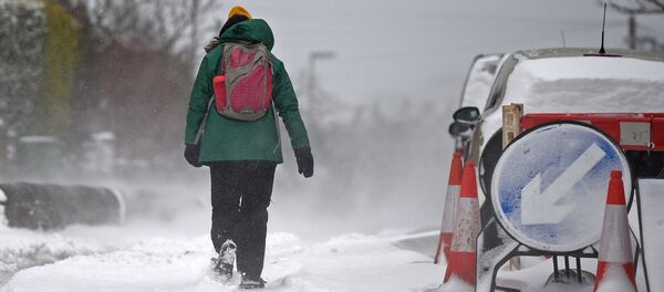 O femeie trece prin zăpadă în satul Marsden, la est de Manchester, în nordul Angliei - Sputnik Moldova-România