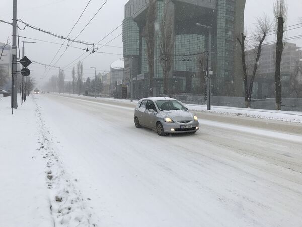 Снег на улицах столицы, архивное фото - Sputnik Молдова