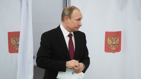 Кандидат в президенты РФ, действующий президент РФ Владимир Путин голосует на избирательном участке в Москве - Sputnik Молдова