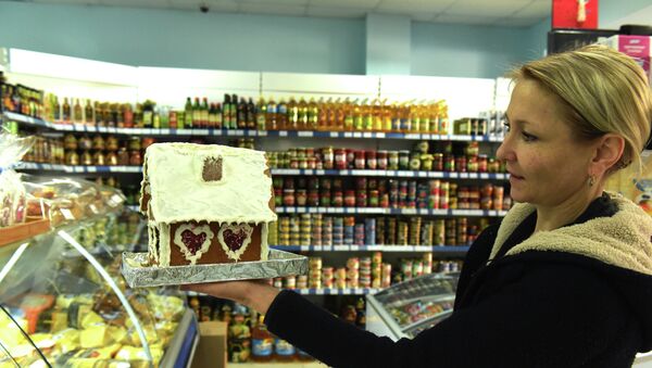 Покупатель в супермаркете - Sputnik Молдова