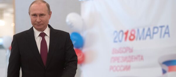 Кандидат в президенты России, действующий президент России Владимир Путин во время голосования на выборах президента России - Sputnik Moldova-România
