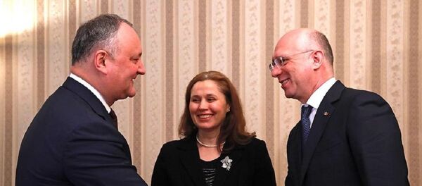Președintele Igor Dodon, premierul Pavel Filip și noul ministru al Justiției Victoria Iftodi - Sputnik Moldova