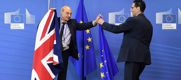 Drapelul Marii Britanii şi cel al UE la Bruxelles - Sputnik Moldova