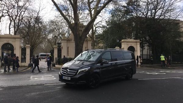 Машины с российскими дипломатами и их семьями покинули посольство РФ в Лондоне - Sputnik Молдова