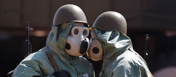Militari cu măști antigaz la aplicații - Sputnik Moldova