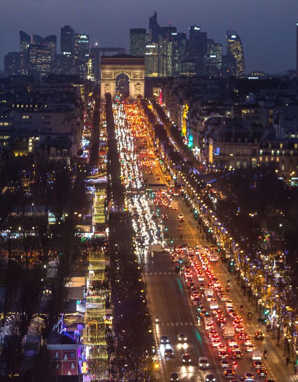 Ночной вид Триумфальную арку, Елисейские поля и бизнес-квартал La Défense в Париже - Sputnik Молдова