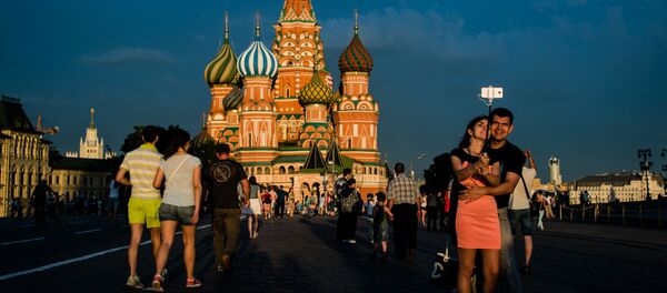 Горожане и туристы на Красной площади в Москве - Sputnik Молдова