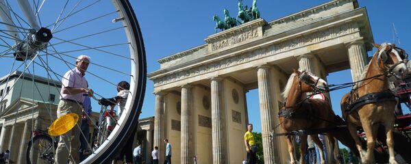 Вид на Бранденбургские ворота с улицы Унтер ден Линден в Берлине - Sputnik Moldova-România